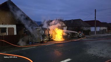 UPDATE - Sibiu: Două microbuze s-au ciocnit, la Copşa Mică/ Unul dintre vehiculea luat foc şi a lovit ţeava de gaze a unui imobil, existând pericol de explozie/ Incendiul s-a extins la două case / O femeie, găsită carbonizată sub una dintre maşini - FOTO