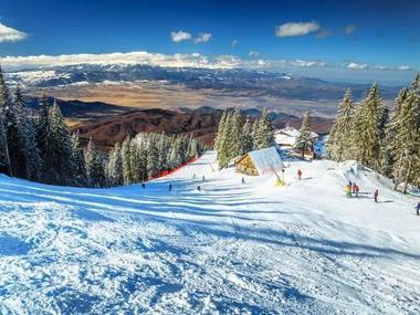 Sfaturile salvamontiştilor pentru schiorii care aleg să meargă la munte în acest weekend: Schiaţi în aşa fel încât să nu puneţi în pericol viaţa altui schior/ Recent, tânăr a murit pe pârtie după ce s-a ciocnit cu un alt schior