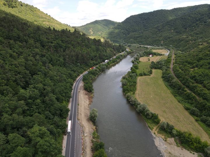 Circulaţie cu restricţii timp de o lună pe Valea Oltului, începând de marţi, pentru realizarea unor lucrări de protecţie a versanţilor pe DN 7, în zona cascadei Lotrişor/ În ce zile şi între ce ore se va circula restricţionat 