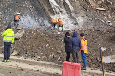 Circulaţia pe DN 10 în zona localităţii Siriu se va închide temporar, începând de miercuri, pentru lucrări de consolidare, ca urmare a căderilor de bolovani de pe versanţi - FOTO VIDEO