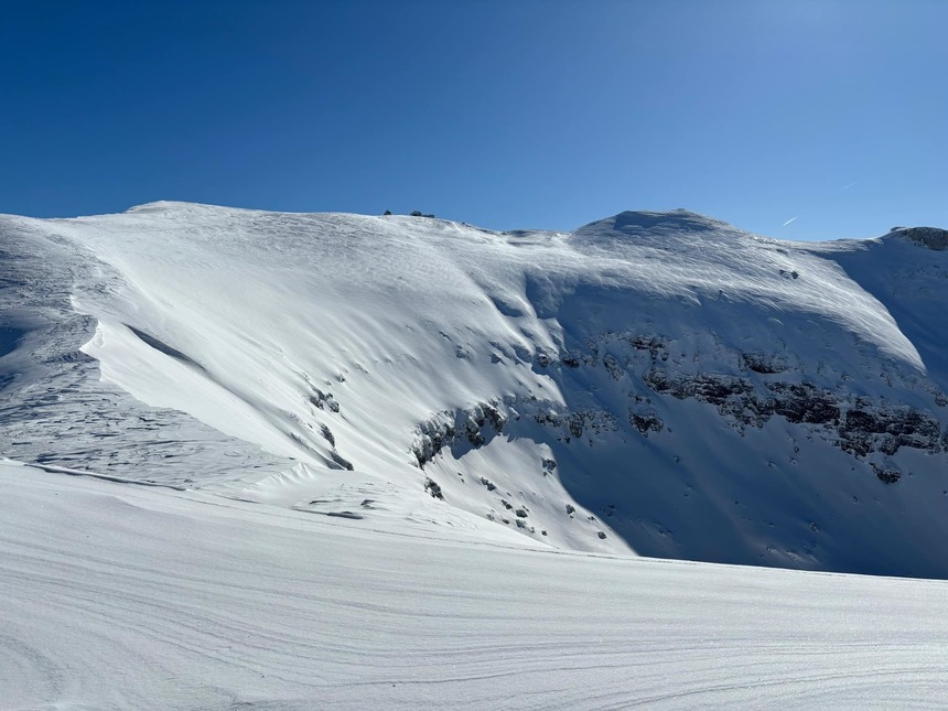 Avertismentul salvamontiştilor braşoveni: o avalanşă de placă s-a declanşat în Munţii Bucegi, din Padina Crucii până spre poteca turistică/ Riscul de producere a avalanşelor în masiv este crescut FOTO