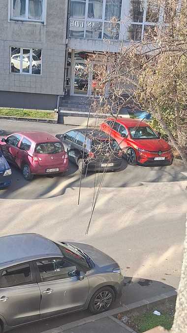 Casa de Pensii Timiş nu îşi poate desfăşura activitatea, după ce Primăria a tăiat cablurile de internet de pe stâlpii din faţa instituţiei/ Primăria afirmă că operatorii au obligaţia de a-şi anunţa abonaţii privind această acţiune