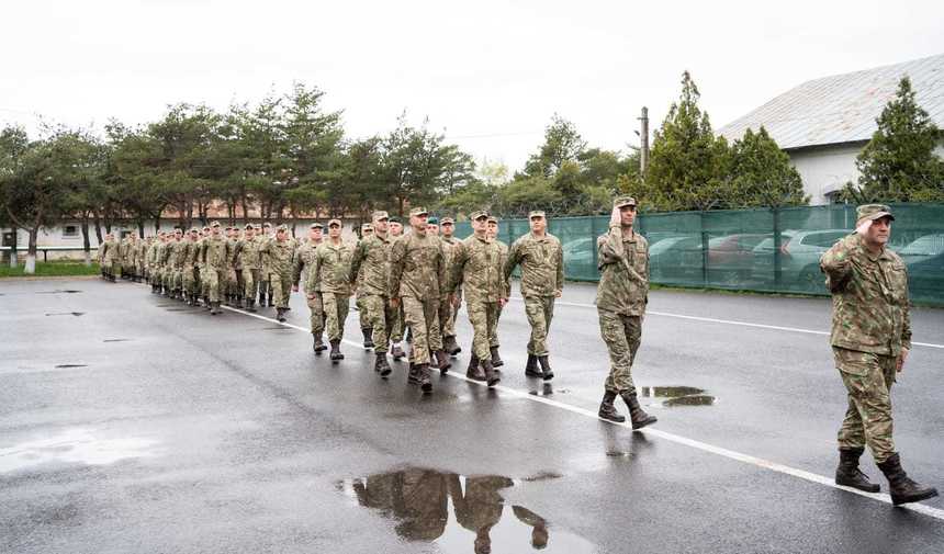 Bolojan, întrebat dacă susţine introducerea serviciului militar obligatoriu: Cred că e bine să avem o armată de profesionişti, o armată dotată