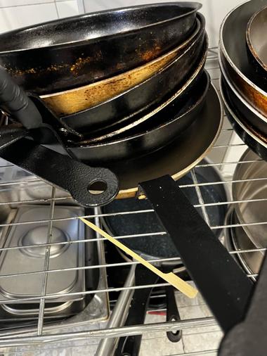Controale ANPC pe Valea Prahovei - Inspectorii au găsit produse expirate, bucătării cu gândaci şi cu ustensile murdare, saltele pătate.  88 de unităţi de cazare, restaurante şi magazine sancţionate. Amenzi de aproape 1,2 milioane de lei - FOTO, VIDEO