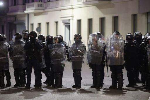 Violenţe după respingerea candidaturii lui Călin Georgescu - Peste 500 de persoane au fost legitimate în zona protestului / 13 jandarmi au fost răniţi, 4 sunt încă în spital / Acte de sesizare pentru 11 infracţiuni