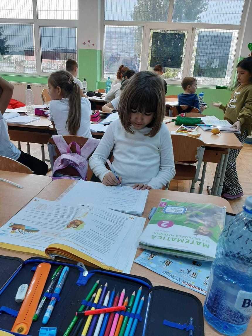 Salvaţi Copiii: Părinţii din România plătesc aproape 10.000 de lei anual pentru meditaţii, after school şi materiale didactice. În ultimii 3 ani, costul mediu suportat de părinţi pentru educaţie a crescut cu 3.000 de lei – STUDIU