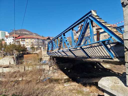 Podul peste râul Buzău situat pe DN 10, la intrarea în Nehoiu, nu va mai putea fi refăcut/ Cu o săptămână în urmă, traficul în zonă a fost restricţionat, după prăbuşirea unei părţi din trotuar