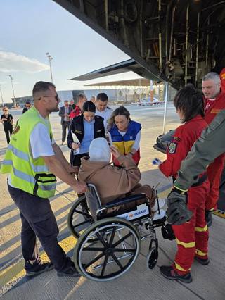 Peste 40 de cetăţeni din Fâşia Gaza, transferaţi în România, Norvegia şi Franţa cu o aeronavă C-130 Hercules a Forţelor Aeriene Române