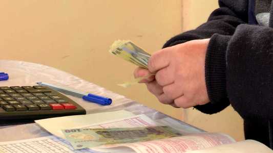 Un român din doi nu resimte mândrie naţională în acest moment, iar nouă români din zece îi percep pe cei din jurul lor ca fiind iritaţi şi obosiţi - Studiu / Cum percep românii nivelul de trai