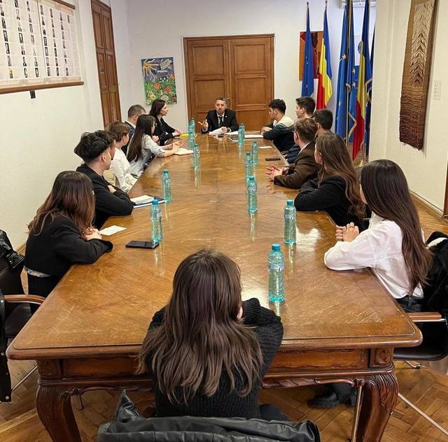 Daniel David a primit propuneri de la reprezentanţii copiilor din mediul rural pentru îmbunătăţirea sistemului – Asigurarea unui transport şi extinderea Programului Masă Sănătoasă / Ministrul vrea ”un sistem echitabil şi de calitate pentru toţi copiii”