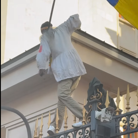 Susţinătorul lui Călin Georgescu cunoscut drept Stegarul Dac, la spital după ce s-a urcat din nou pe o macara, unde a stat şapte ore
