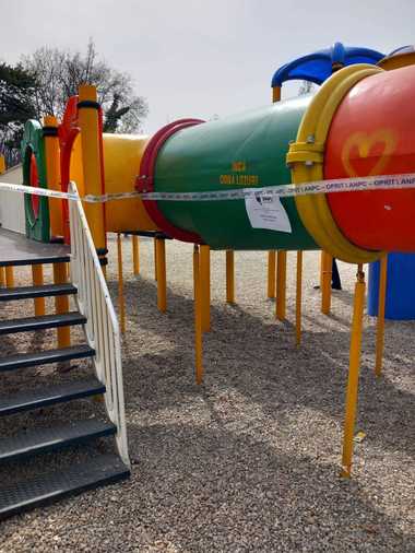 ANPC a închis locurile de joacă din Parcul Regele Mihai I din Bucureşti, iar Administraţia Lacuri, Parcuri şi Agrement Bucureşti a fost amendată cu 50.000 de lei/ Echipele de control au găsite nereguli şi la unităţile de alimentaţie publică din zonă