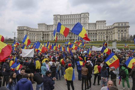 UPDATE - Câteva sute de susţinători ai lui Călin Georgescu, în Piaţa Constituţiei, de ziua de naştere a acestuia/ În paralel, are loc altă manifestaţie, iniţiată de AUR în faţa AEP, urmată de un marş spre Piaţa Victoriei/ Precizările Jandarmeriei - FOTO