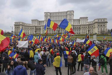 UPDATE - Câteva sute de susţinători ai lui Călin Georgescu, în Piaţa Constituţiei, de ziua de naştere a acestuia/ În paralel, are loc altă manifestaţie, iniţiată de AUR în faţa AEP, urmată de un marş spre Piaţa Victoriei/ Precizările Jandarmeriei - FOTO