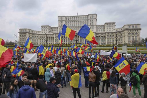 UPDATE - Câteva sute de susţinători ai lui Călin Georgescu, în Piaţa Constituţiei, de ziua de naştere a acestuia/ În paralel, are loc altă manifestaţie, iniţiată de AUR în faţa AEP, urmată de un marş spre Piaţa Victoriei/ Precizările Jandarmeriei - FOTO