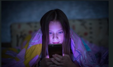 Salvaţi Copiii: Vârsta la care copiii folosesc reţelele sociale a scăzut la 5 ani. Aproape jumătate dintre copii petrec peste şase ore pe zi în mediul digital/ Avertismentul experţilor