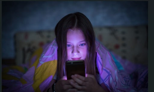 Salvaţi Copiii: Vârsta la care copiii folosesc reţelele sociale a scăzut la 5 ani. Aproape jumătate dintre copii petrec peste şase ore pe zi în mediul digital/ Avertismentul experţilor