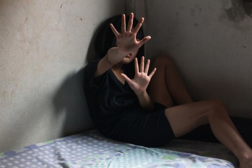 Cum sunt afectaţi copiii care cresc în medii marcate de abuz domestic/ Profesorii, obligaţi să raporteze cazurile în care suspectează că unii dintre elevi sunt abuzaţi
