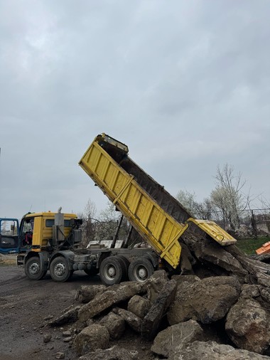Autorităţile au confiscat, în ultima săptămână, 18 autovehicule, autoturisme sau căruţe folosite de persoane care depozitau ilegal deşeuri, în diverse zone
