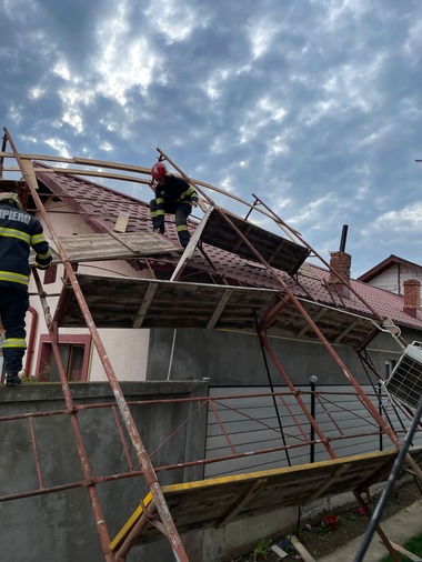 IGSU: Intervenţii în 42 de localităţi din 12 judeţe şi Bucureşti, în urma efectelor fenomenelor meteo/ Au fost îndepărtaţi 68 de copaci şi 7 stâlpi de electricitate prăbuşiţi/ O femeie, la spital după ce a fost lovită de tencuială de pe o clădire