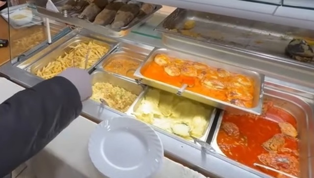 Comisarii ANPC au controlat 24 de unităţi de alimentaţie publică din Timişoara/ Amenzi de aproape 170.000 de lei / Printre nereguli, produse ţinute la temperaturi nerecomandate de producător, mizerie, ustensile neprofesionale, mucegai