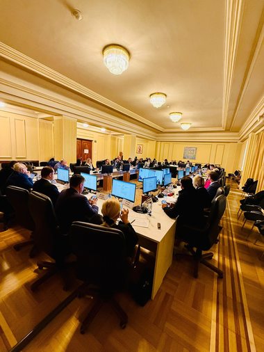 Deputaţii din Comisia pentru Sănătate şi Familie au adoptat un proiect care prevede accesul neîngrădit al persoanelor cu dizabilităţi pe plajele Mării Negre / Alexandru Rogobete: Această modificare legislativă vine să repare o nedreptate


