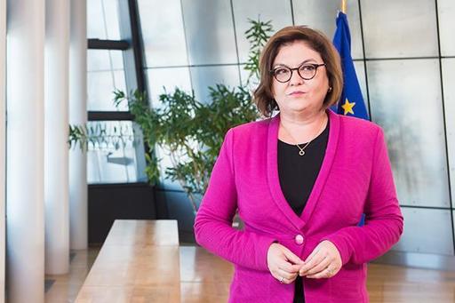 Adina Vălean, în sală pentru a susţine candidatura soţului său: E în regulă şi freza şi cravata / Dacă trece pe lângă un om la colţul străzii, întotdeuna se caută în buzunar să îi dea ceva. Nu este indiferent / Am încercat să ne menţinem normali

