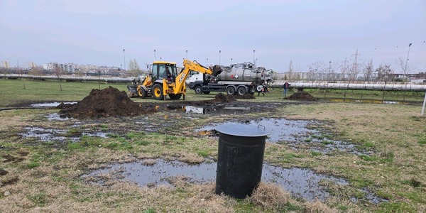 Amendă de 50.000 de lei, dată de Garda de Mediu companiei Conpet, după ce o conductă care subtraversează un parc din Ploieşti s-a spart, pe sol deversându-se petrol