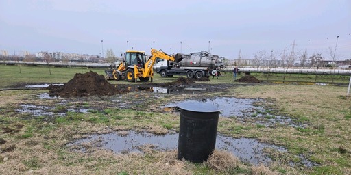 Amendă de 50.000 de lei, dată de Garda de Mediu companiei Conpet, după ce o conductă care subtraversează un parc din Ploieşti s-a spart, pe sol deversându-se petrol