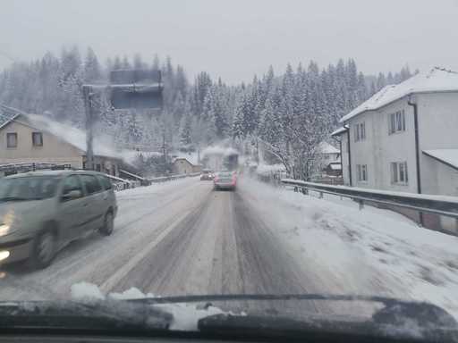 Centrul Infotrafic: Ninge în judeţele Braşov, Covasna, Harghita, Neamţ, Prahova, Suceava şi Vaslui, însă fără depuneri pe partea carosabilă şi fără a fi impuse restricţii de trafic