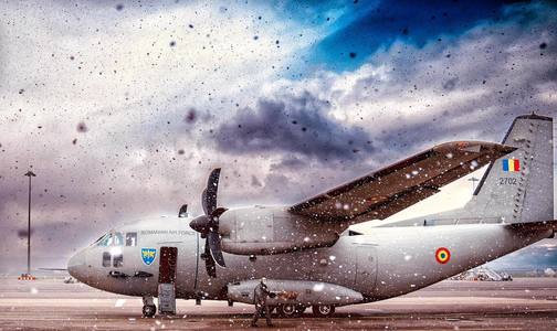 Aeronavă militară Spartan, fotografiată într-o zi de primăvară ”obişnuită”, printre fulgi de zăpadă – FOTO

