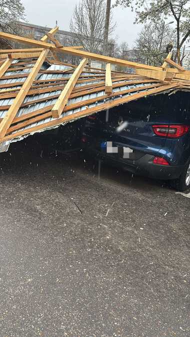 Bacău: Acoperişuri căzute peste maşini / Intervin pompierii - FOTO