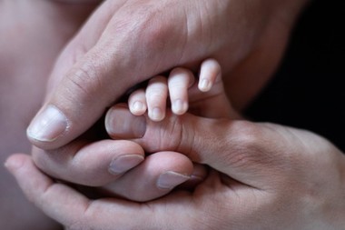 Premieră medicală la nivel mondial: Primul copil din lume născut prin fertilizare in vitro realizată aproape în întregime de o maşină
