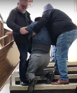 Control al DSP Prahova la o policlinică din Ploieşti, după ce imagini cu un pacient cu probleme locomotorii, târât pe scări de două persoane, au apărut în spaţiul public VIDEO
