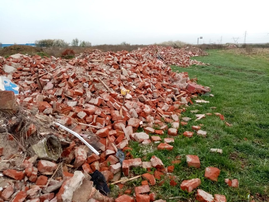 Garda de Mediu Timiş a dat amenzi de peste 400.000 de lei unor firme care au depozitat deşeuri provenite din construcţii în zone neamenajate