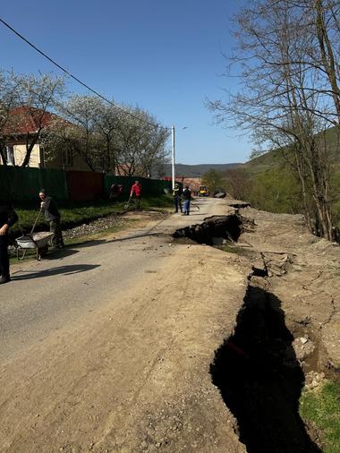 UPDATE - Alba: Alunecare de teren în satul Lunca/ Accesul auto spre cele peste 50 de case aflate în amonte, restricţionat/ Trei persoane din zona afectată, evacuate la rude sau prieteni/ Prefectura: Toţi locuitorii au acces la utilităţile esenţiale - FOTO