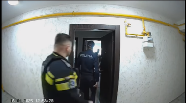 Bacău: O femeie de 55 de ani care s-a baricadat pe balconul apartamentului, la etajul cinci, şi ameninţa că se va sinucide, salvată de poliţişti – VIDEO

