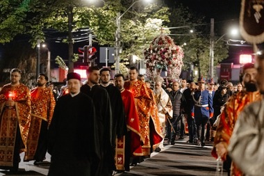 Procesiune religioasă la Buzău – Peste 2.500 de persoane, în frunte cu IPS Ciprian, Arhiepiscopul Buzăului şi Vrancei, au mărşăluit pe străzile din oraş - FOTO