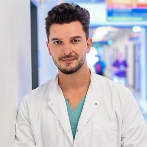 Iuliu Torje, medic român în Germania: Presiune uriaşă pe medici în sistemul medical românesc - gărzi foarte lungi, lipsa de personal, birocraţie, infrastructură deficitară, lipsa de sprijin din partea autorităţilor. Toate duc la epuizare fizică şi psihică