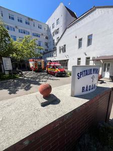 Incendiu la Centrul de Primiri Urgenţe al Spitalului Municipal Rădăuţi, stins rapid de pompieri/ Nu s-au înregistrat victime, iar fumul degajat a inundat doar spaţii tehnice şi holuri, astfel încât nu s-a impus evacuarea pacienţilor