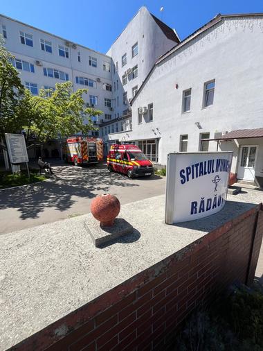 Incendiu la Centrul de Primiri Urgenţe al Spitalului Municipal Rădăuţi, stins rapid de pompieri/ Nu s-au înregistrat victime, iar fumul degajat a inundat doar spaţii tehnice şi holuri, astfel încât nu s-a impus evacuarea pacienţilor