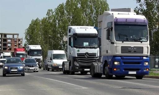 Circulaţia maşinilor de peste 7,5 tone va fi interzisă în minivacanţa de 1 Mai, între anumite ore, pe autostrada Bucureşti-Constanţa şi pe două drumuri naţionale/ Excepţie vor face autovehiculele destinate exclusiv transportului de persoane