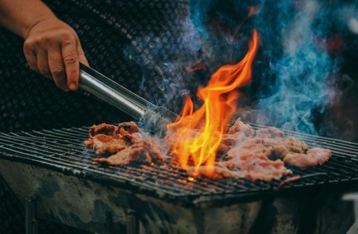 De ce nu e bine să pregătim carnea pe grătar cu flacără directă. Medic: În momentul când carnea se arde, se formează compuşi chimici. Ce se întâmplă cu nitriţii din mici şi cârnaţi pe flacăra directă/ Care este legătura cu apariţia unor boli grave

