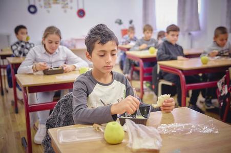 Unu din patru copii merge seara flămând la culcare din cauza sărăciei/ „Pâine şi Mâine”, programul care hrăneşte zilnic peste 1.000 de copii din 12 judeţe ale României/ Şcolarii primesc şi două ore de ajutor la teme/ Noua abordare a campaniei