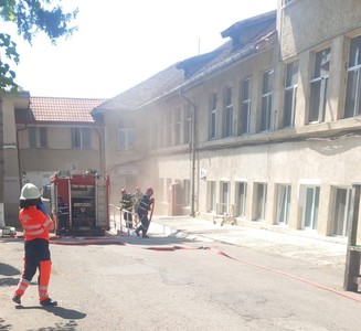 UPDATE - Incendiu într-o încăpere de la mansarda Spitalului CFR Paşcani/ A fost declanşat Planul Roşu de Intervenţie/ Peste 60 de pacienţi, mutaţi în alt pavilion - FOTO/ VIDEO