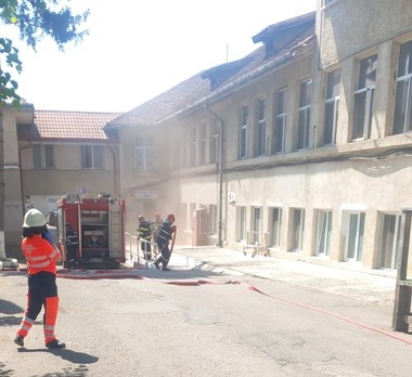 UPDATE - Incendiu într-o încăpere de la mansarda Spitalului CFR Paşcani/ A fost declanşat Planul Roşu de Intervenţie/ Peste 60 de pacienţi, mutaţi în alt pavilion - FOTO/ VIDEO