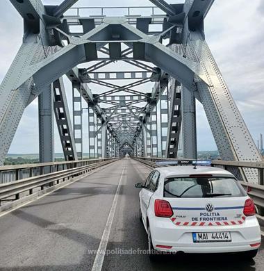Poliţia de Frontieră - Coloana de autovehicule pe sensul de ieşire din România spre Bulgaria pe Podul Prieteniei măsoară aproximativ 4 kilometri, iar timpul de aşteptare este de aproximativ 60 de minute