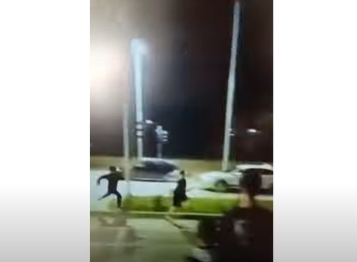 Noi imagini cu violenţe între copii, filmate în judeţul Alba şi postate online. Poliţia anunţă că are dosar deschis din luna aprilie, după ce părinţii celui agresat au sunat la 112 - VIDEO
