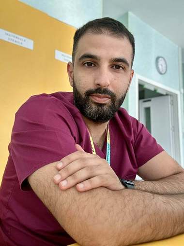 Medic palestinian stabilit în România: M-am născut într-un loc unde votul nu există / Dureros e când acest drept preţios e folosit pentru a susţine ura, extremismul şi dezbinarea / Democraţia moare nu doar sub dictatură