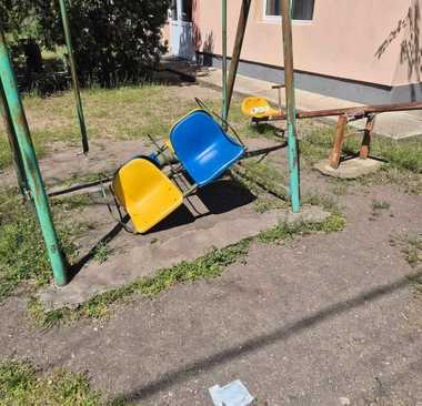 Amenzi de 28.500 de lei, date de ANPC la o unitate şcolară din judeţul Giurgiu, în urma unei reclamaţii privind accidentarea unei eleve/ Au fost găsite echipamente ruginite, cu trepte lipsă, şi nu exista autorizaţie de funcţionare - FOTO